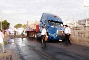 Tráiler choca contra puente en el sector Del Valle y causa derrame de combustible, en Culiacán