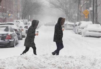 Miles de vuelos cancelados por tormenta de nieve que azota noreste de EEUU