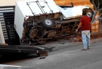 Camioneta pierde el control y se estrella contra casa