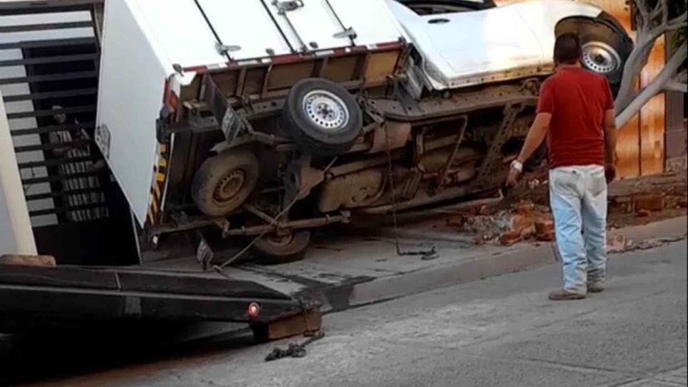 Camioneta pierde el control y se estrella contra casa