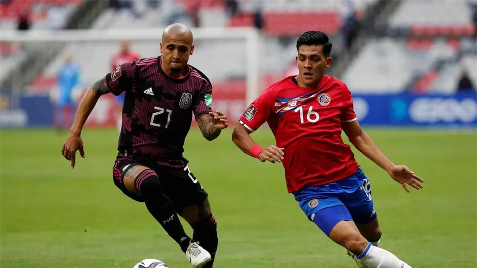 Luis Rodríguez, de México, disputa un balón con Adrián Martínez, de Costa Rica. FOTO: EFE.