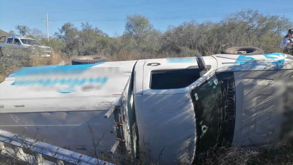 Joven resulta ileso tras volcar en la carretera hacia Choix