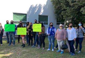 Maestros de inglés mantienen tomadas las oficinas de SEPyC en Ahome