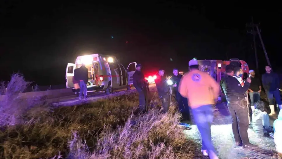 Vuelca camión de jornaleros agrícolas en Juan José Ríos