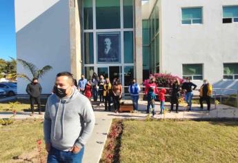 Les pagan sus quincenas a los teachers y desactivan manifestación en SEPyC