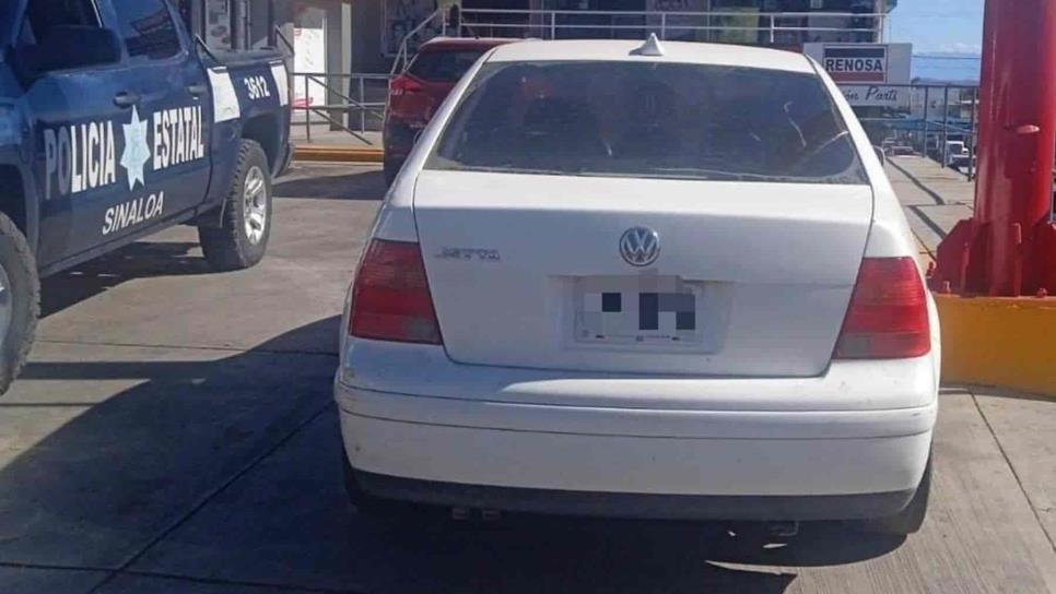 Policías estatales recuperan vehículo reportado como robado, en Culiacán