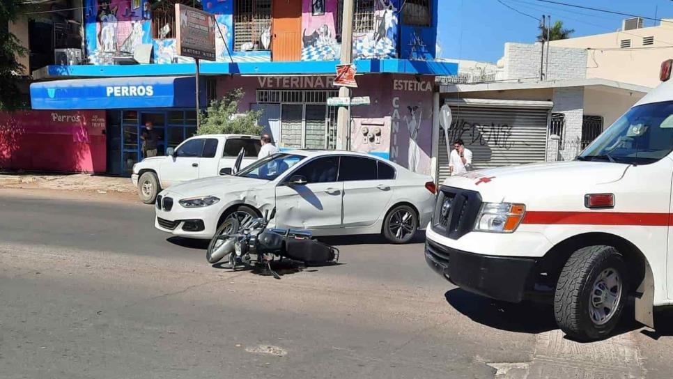 Motociclista choca contra automóvil de lujo y queda lesionado