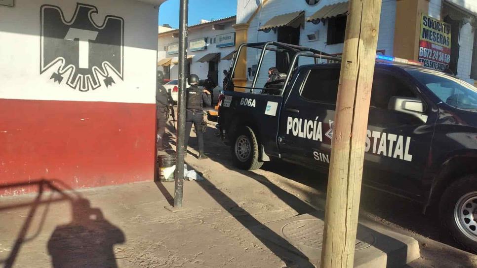 Aseguran a hombre armado y a una vendedora de droga en cantina de Culiacán