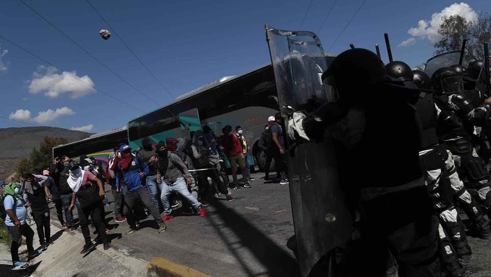 Estudiantes de Ayotzinapa chocan con Guardia Nacional de México en protesta