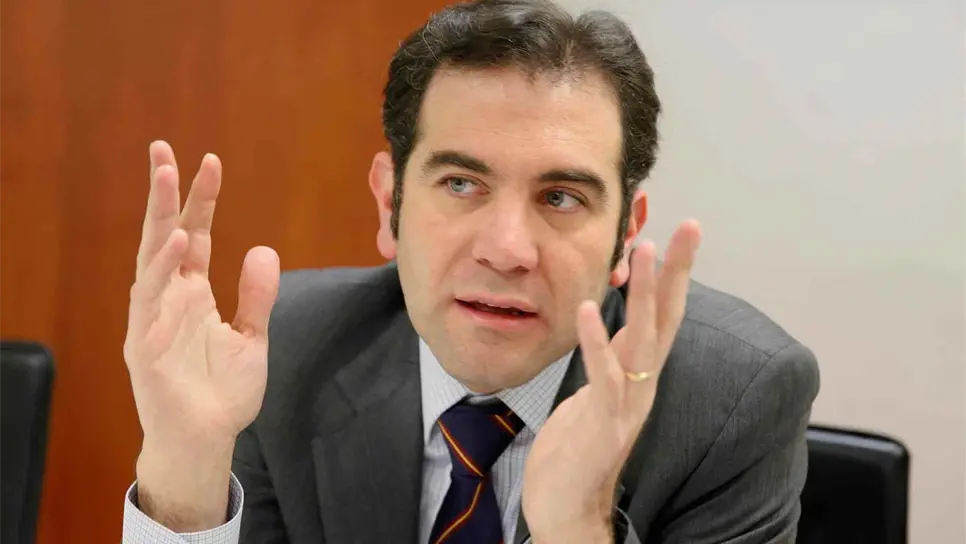 INE aprueba convocatoria para revocación de mandato