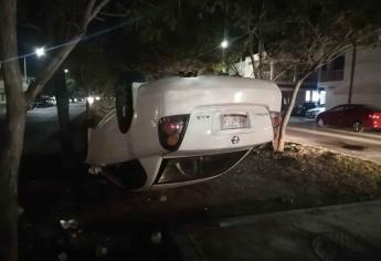 Mujer sale ilesa en aparatosa volcadura en Los Mochis