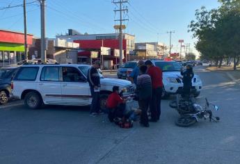 Camioneta choca contra motocicleta y conductor termina en el hospital