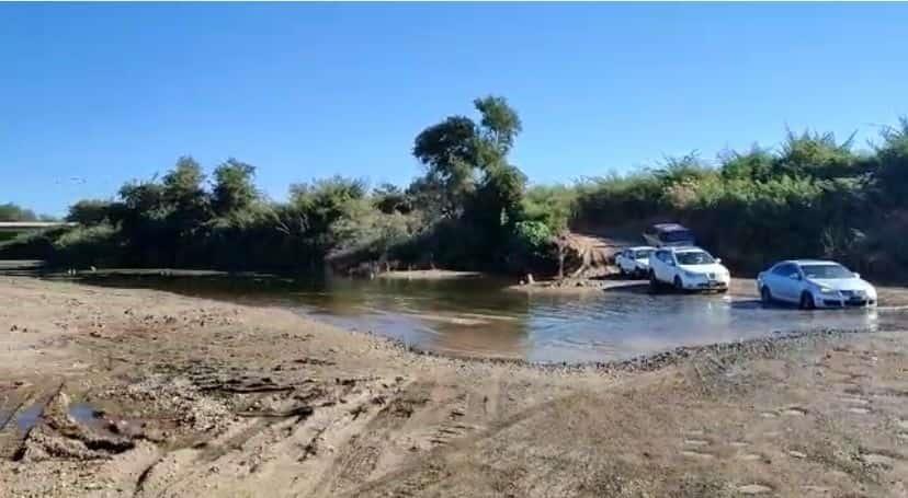 Conductores se la juegan cruzando el río en El Quelite