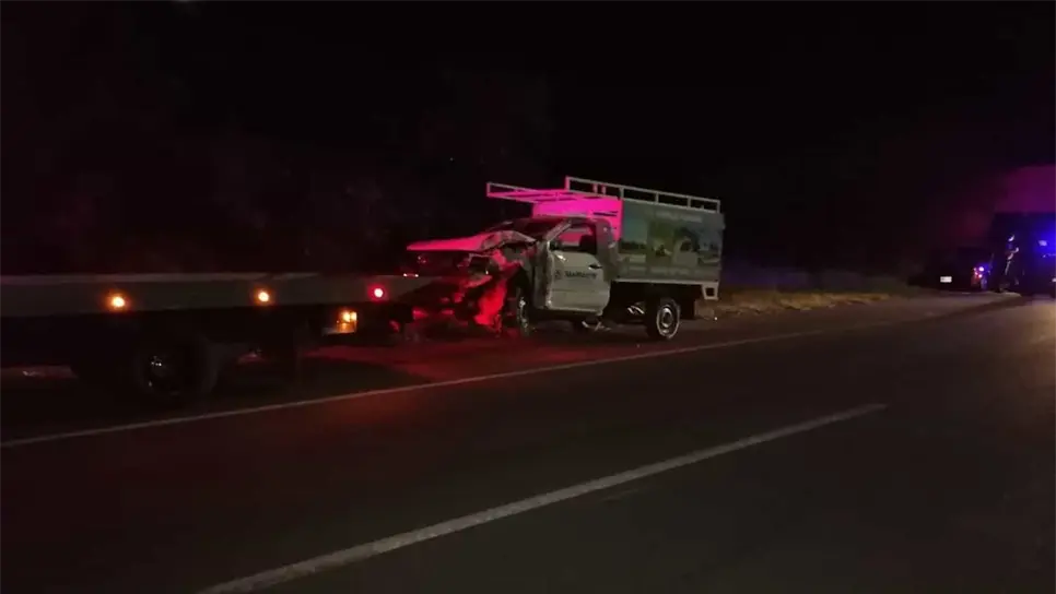 Conductor se impacta contra un árbol en Las Malvinas, Los Mochis