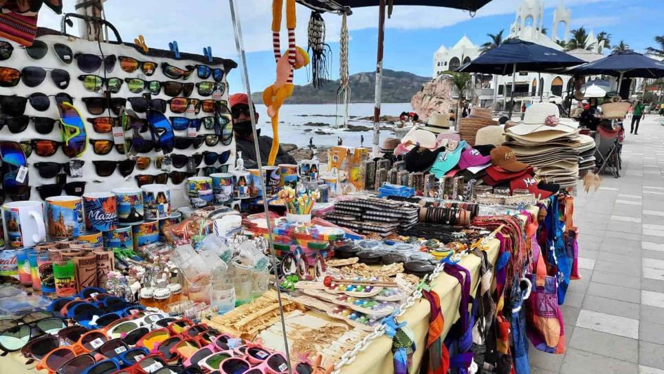 Llegan a acuerdo Oficialía Mayor y vendedores de playa de Mazatlán
