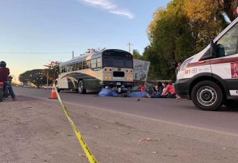 Mueren una mujer y un joven al chocar en su motocicleta contra un camión en Ahome