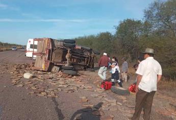 Un hombre resulta lesionado tras una volcadura en la carretera Los Mochis - Choix