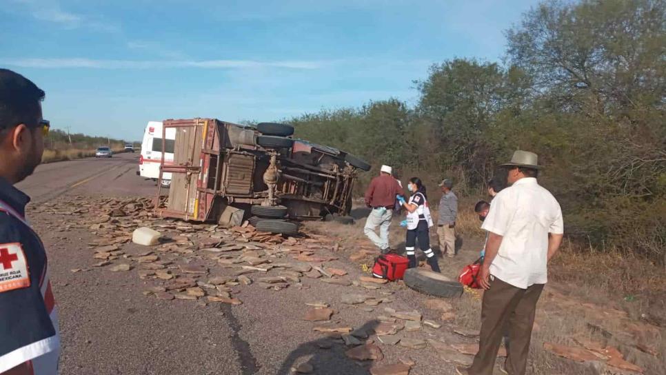 Un hombre resulta lesionado tras una volcadura en la carretera Los Mochis - Choix