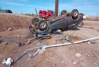 Una camioneta termina destrozada tras una volcadura en el Valle del Carrizo