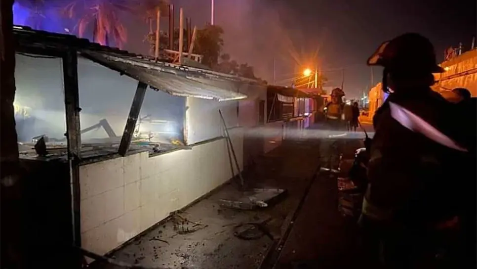 Incendio arrasa con un local de la Isla de la Piedra, Mazatlán