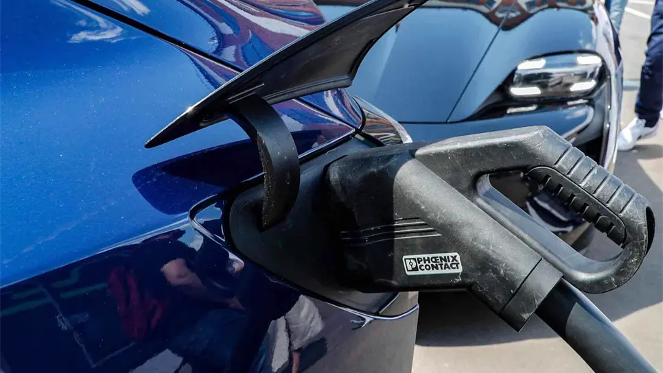 Arranca el plan de Biden para instalar 500.000 cargadores de autos eléctricos
