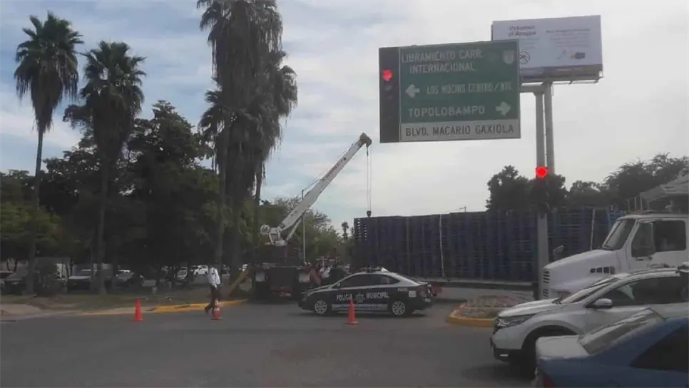 Caja de tráiler se desprende en transitado bulevar en Los Mochis