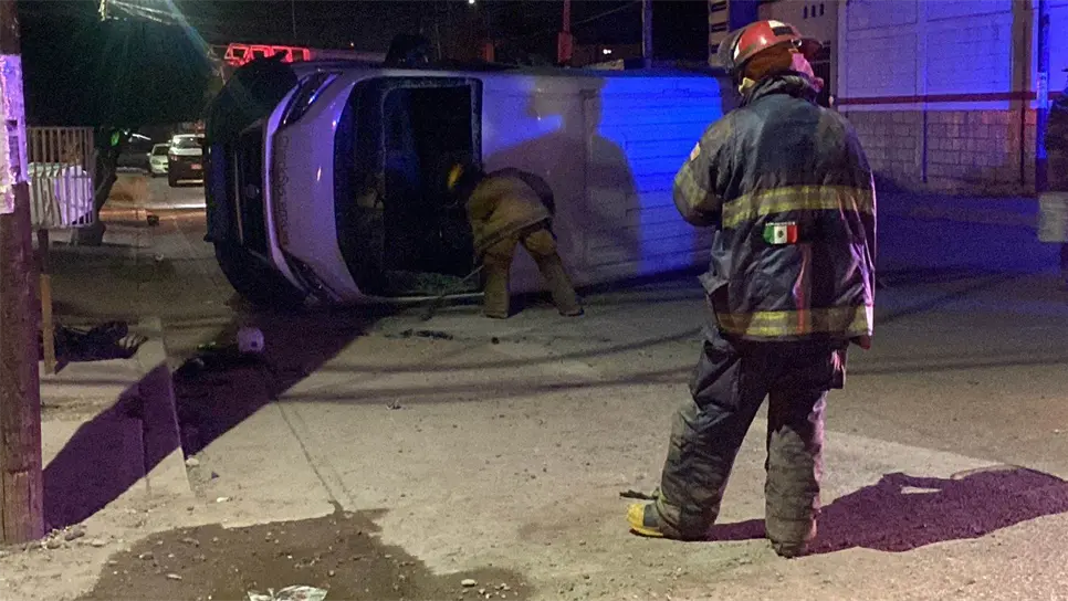 Vagoneta vuelca tras choque en la colonia Lázaro Cárdenas, en Culiacán