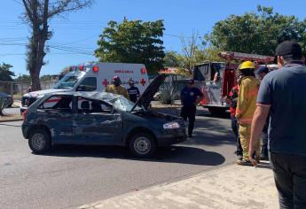 Vuelca automóvil al chocar con camioneta en las Insurgentes, en Mazatlán