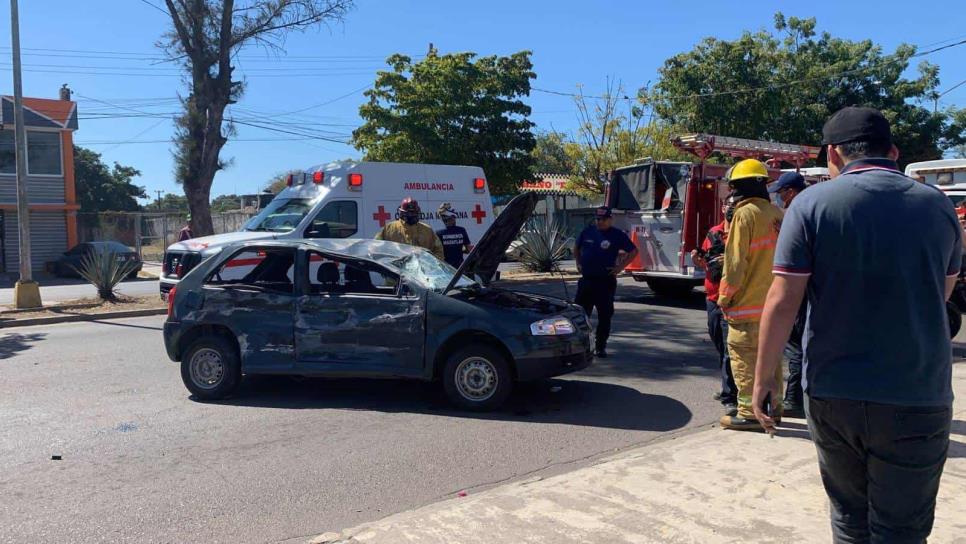 Vuelca automóvil al chocar con camioneta en las Insurgentes, en Mazatlán