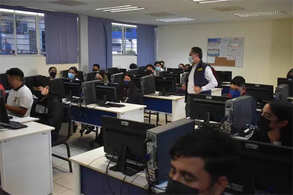 Rector de la UAS supervisa clase en Preparatoria El Fuerte Rector de la UAS supervisa clase en Preparatoria El Fuerte