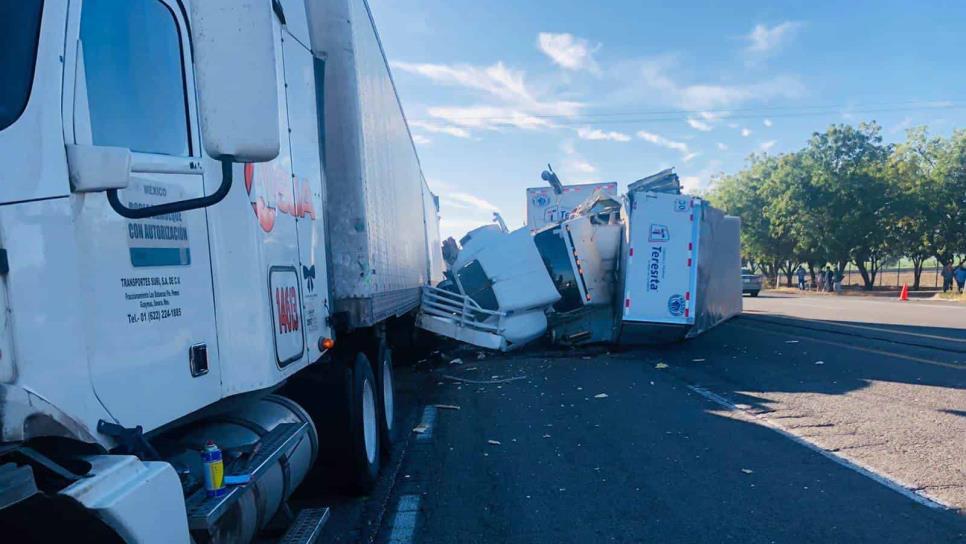 Chocan dos tractocamiones en «La Costera» contra otro estacionado