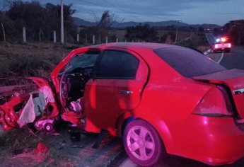 Invade carril en carretera y se salva de milagro