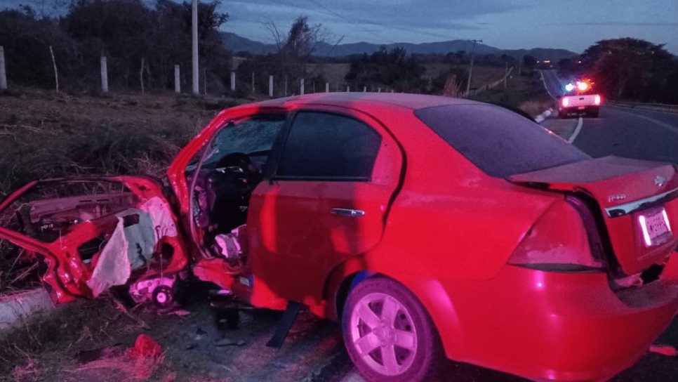 Invade carril en carretera y se salva de milagro