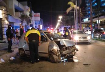 Por exceso de velocidad, destroza su vehículo en megatope de la Zona Dorada