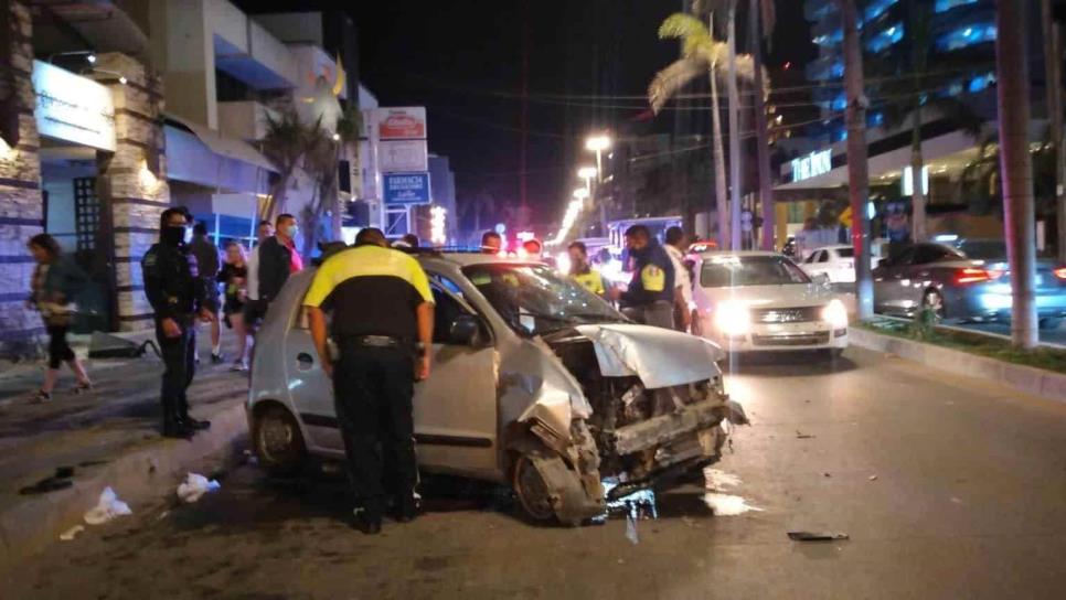 Por exceso de velocidad, destroza su vehículo en megatope de la Zona Dorada Por exceso de velocidad, destroza su vehículo en megatope de la Zona Dorada
