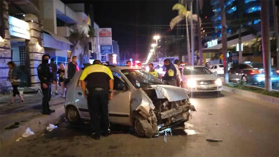 Por exceso de velocidad, destroza su vehículo en megatope de la Zona Dorada