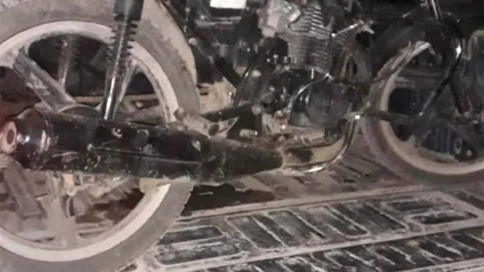 Detienen a dos que circulaban en una motocicleta con reporte de robo en Villa de Ahome