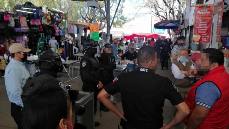 Taqueros del Mercado Zona 030, en Los Mochis, se agarran a golpes por los clientes