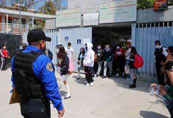 Adolescente lleva pistola a su escuela y se dispara en la mano por accidente