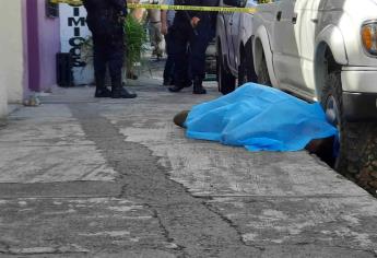 Hombre se golpea con la banqueta y muere, en Culiacán