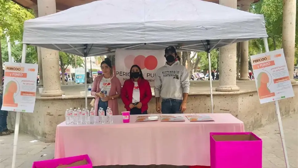 Alumnos de la UAD llevan a cabo una campaña de apoyo para las mujeres. FOTO: Luz Noticias.