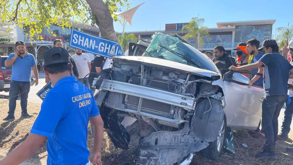 Auto choca contra árbol en Culiacán; sus ocupantes resultan lesionados