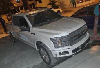 Encuentra Policía Estatal camioneta de lujo abandonada; era robada