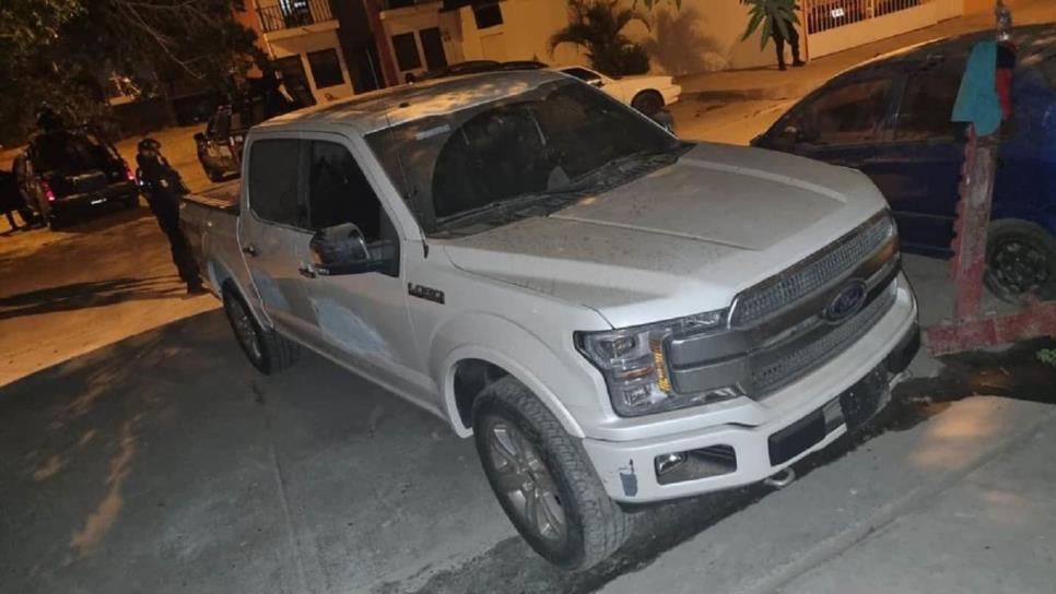 Encuentra Policía Estatal camioneta de lujo abandonada; era robada