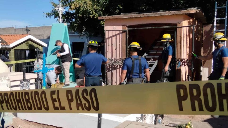 Muere al caer en fosa de la tumba de su hijo en panteón de Culiacán