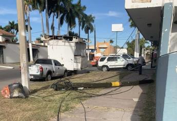 Vehículo derriba poste de telefonía y huye, causa daños materiales