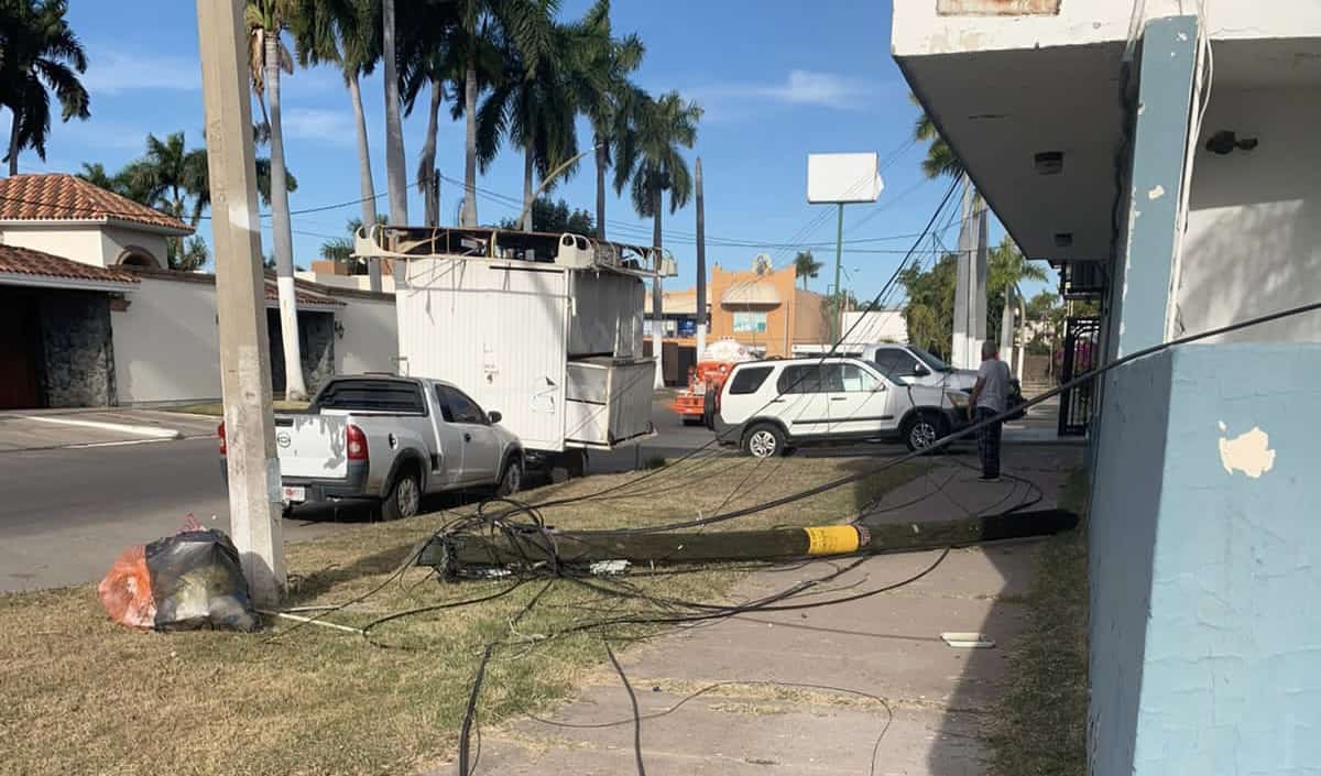 Vehículo derriba poste de telefonía y huye, causa daños materiales