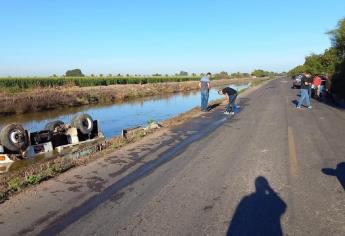 Góndola cae al canal El 7, tras choque contra vehículo en Culiacán