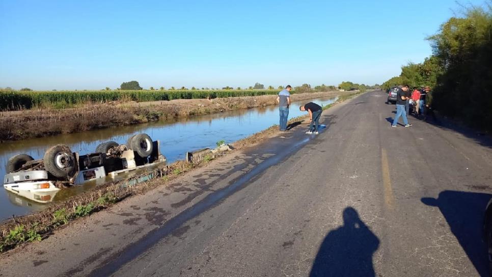 Góndola cae al canal El 7, tras choque contra vehículo en Culiacán