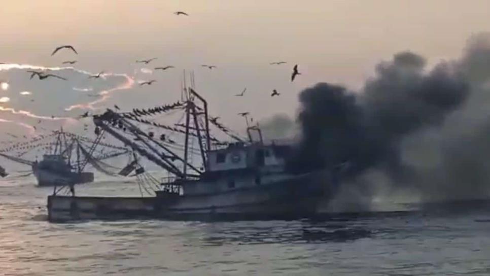 Se incendia barco camaronero de Mazatlán en Chiapas